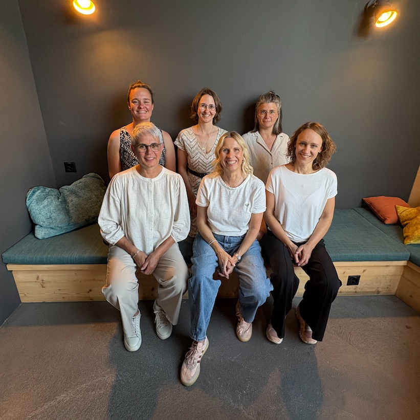 Gruppenfoto der sechs Vorstandsmitglieder des Verein Sternenkind Graubünden